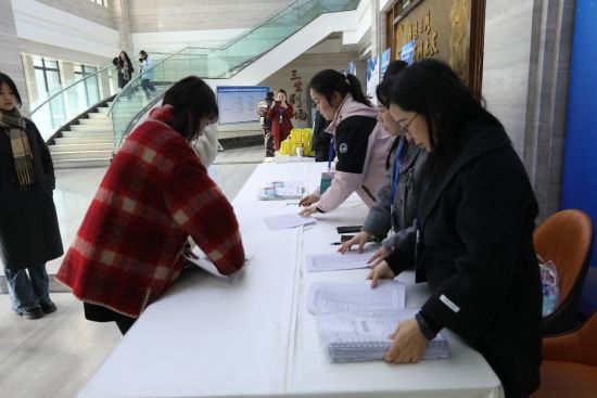 图为参赛选手签到。万州职教中心 供图 图为参赛选手签到。万州职教中心 供图