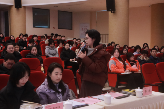 图为师生们发表剧本杀观后感。黄子玲 摄 图为师生们发表剧本杀观后感。黄子玲 摄