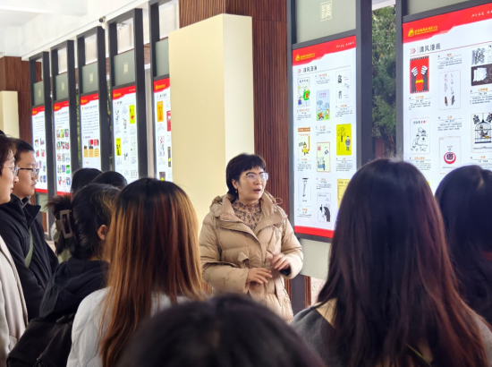 图为陈娜给学生们讲述廉洁作品。王泽桐 摄 图为陈娜给学生们讲述廉洁作品。王泽桐 摄