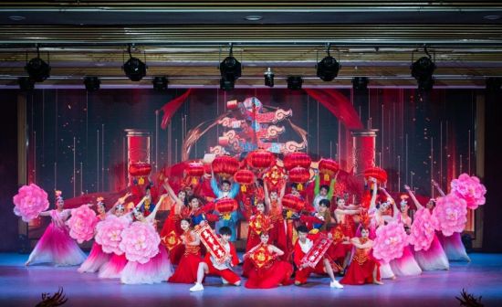 图为《欢歌贺新春》表演现场。黔江区民族职业教育中心 供图 图为《欢歌贺新春》表演现场。黔江区民族职业教育中心 供图