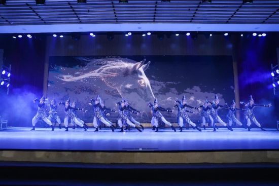 图为《风之马》表演现场。黔江区民族职业教育中心 供图 图为《风之马》表演现场。黔江区民族职业教育中心 供图