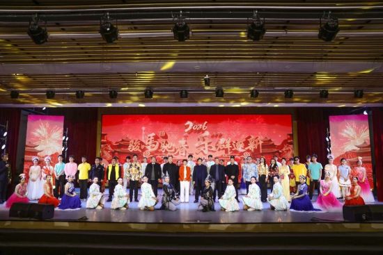 图为2026年迎新晚会合影。黔江区民族职业教育中心 供图 图为2026年迎新晚会合影。黔江区民族职业教育中心 供图