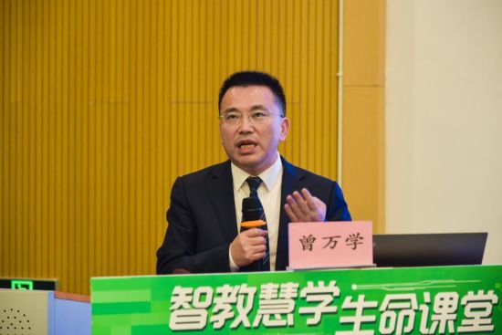 图为两江新区教育工委曾万学做讲座。重庆电视台《教育新视界》栏目供图 图为两江新区教育工委曾万学做讲座。重庆电视台《教育新视界》栏目供图