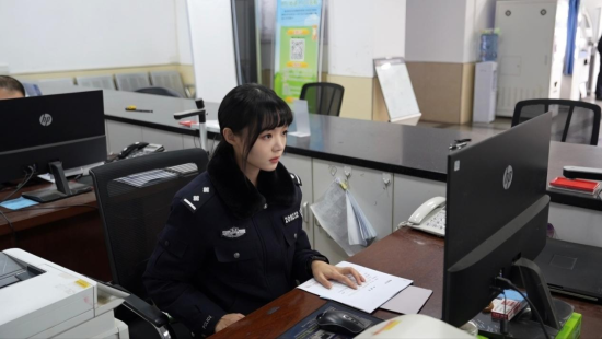 图为余佳宇正在处理警务工作。受访者供图 图为余佳宇正在处理警务工作。受访者供图