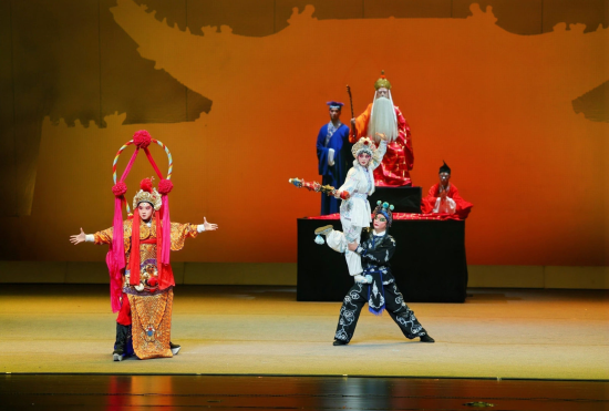 图为川剧《白蛇传》剧照。重庆市川剧院 供图 图为川剧《白蛇传》剧照。重庆市川剧院 供图