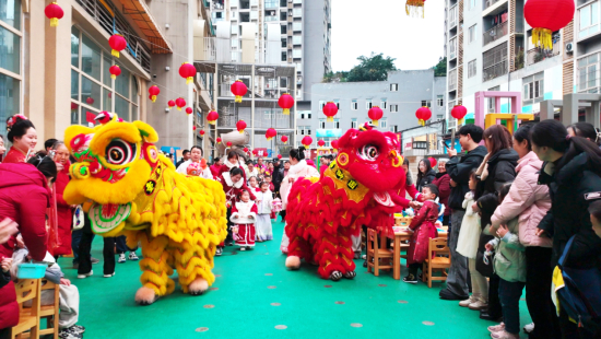 ͼΪ��ʨ�뺢���ǻ����ֳ��������� ��