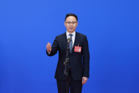 图为重庆市人大代表、沙坪坝区渝碚路街道党工委书记邓舒洪。 何蓬磊 摄 图为重庆市人大代表、沙坪坝区渝碚路街道党工委书记邓舒洪。 何蓬磊 摄