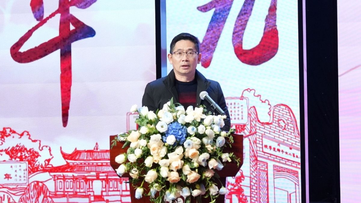 ͼΪ�����еڶ�ʮ����ѧУ��ί����ǡ�У���������������þ��������췽 ��ͼ