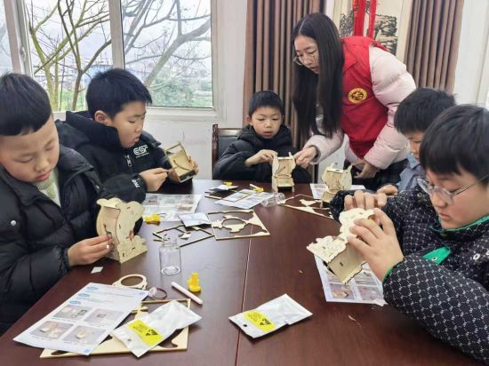 ͼΪ��ʢ������־Ը�ߺͺ�����һͬ���ֹ������췽 ��ͼ