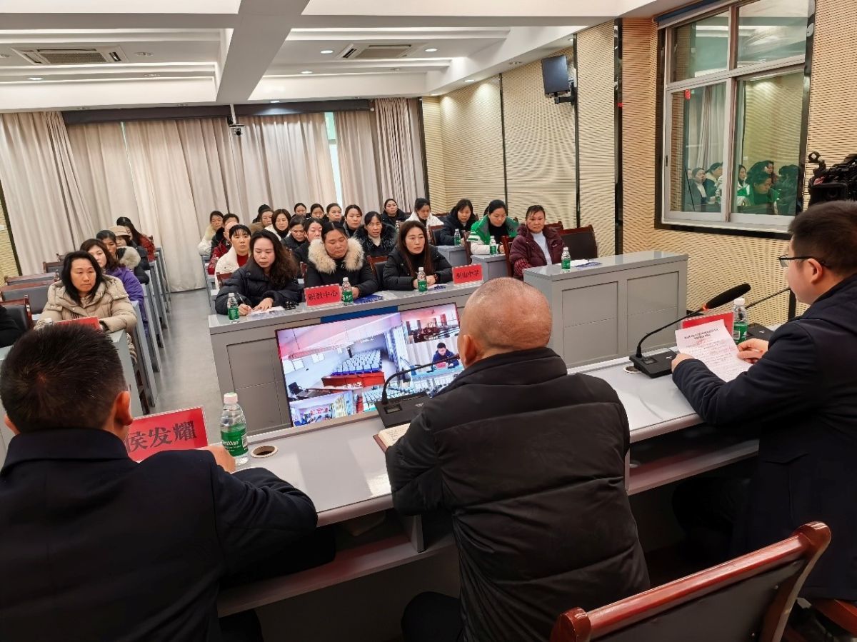 ͼΪ��ҵ��Ա����������ѵ����ɽְ������ ��ͼ