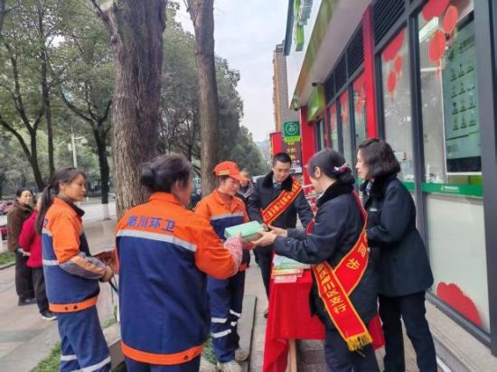 邮储银行南川支行邮爱驿站工作人员为环卫工人送上热茶 邮储银行南川支行邮爱驿站工作人员为环卫工人送上热茶