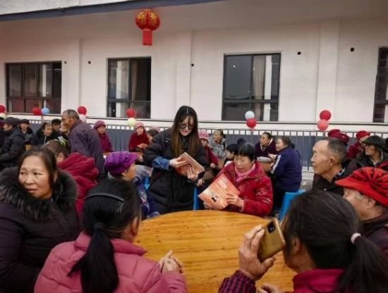 邮储银行丰都支行将金融课堂送上“刨猪汤”宴席 邮储银行丰都支行将金融课堂送上“刨猪汤”宴席