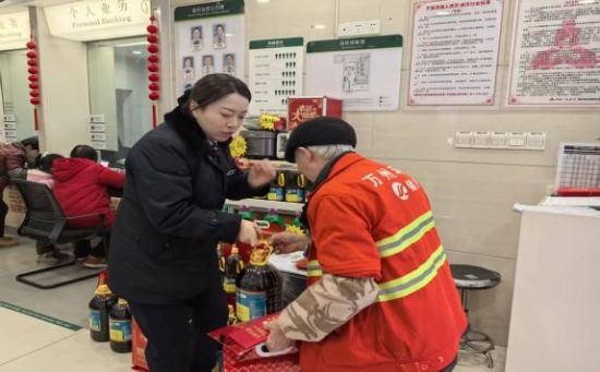 邮储银行万州分行送上“新春加油包” 邮储银行万州分行送上“新春加油包”