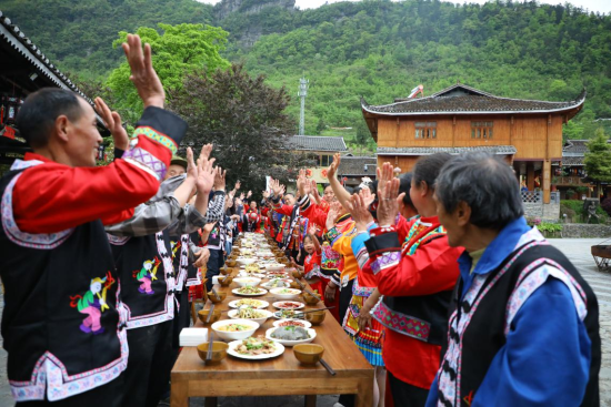 图为天池苗寨长桌宴。武隆区委统战部 供图 图为天池苗寨长桌宴。武隆区委统战部 供图