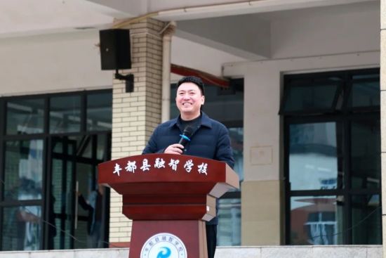 ͼΪ�ᶼ������ѧУ��ί��ǡ�У������Ȩ�´ǡ��ᶼ������ѧУ ��ͼ