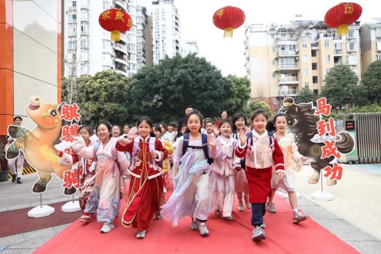 ͼΪ��ѧ���գ������ǿ��Ĳ���У԰�������� ��