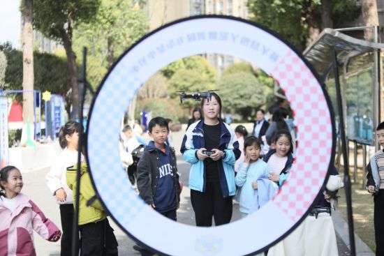 ͼΪѧ���������˻���ʻ�ֳ��� ѧУ��ͼ