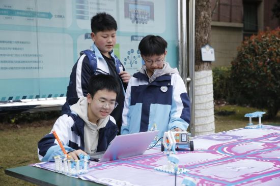 ͼΪѧ��չʾ�����з��Ƽ���Ʒ�ֳ��� ѧУ��ͼ