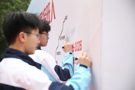 ͼΪѧ��������ǽ��ǩ����ѧУ��ͼ