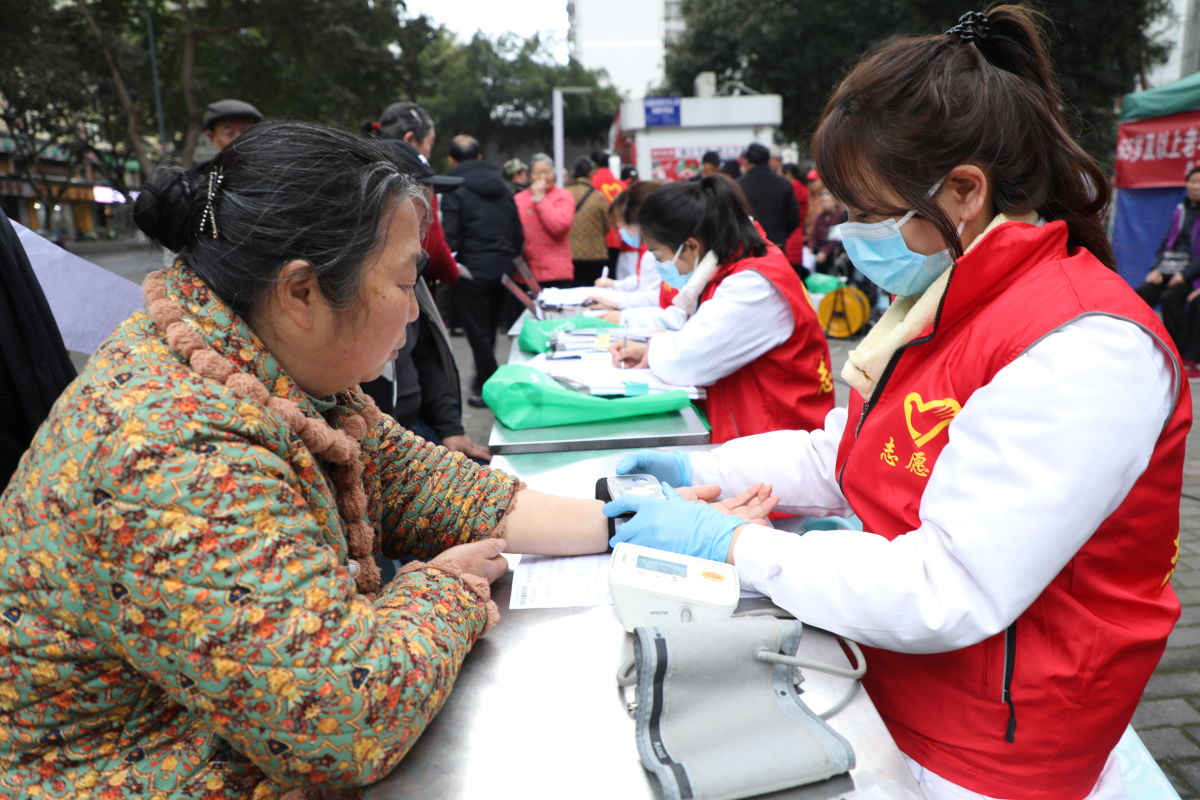 ͼΪҽ��־Ը��Ϊ����չ��ѽ�����졣�������ݽֵ����������������Ĺ�ͼ