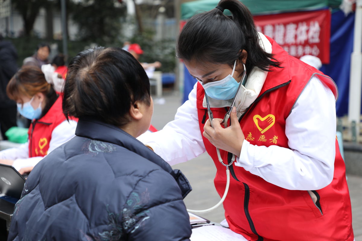 ͼΪҽ��־Ը��Ϊ����չ��ѽ�����졣�������ݽֵ����������������Ĺ�ͼ