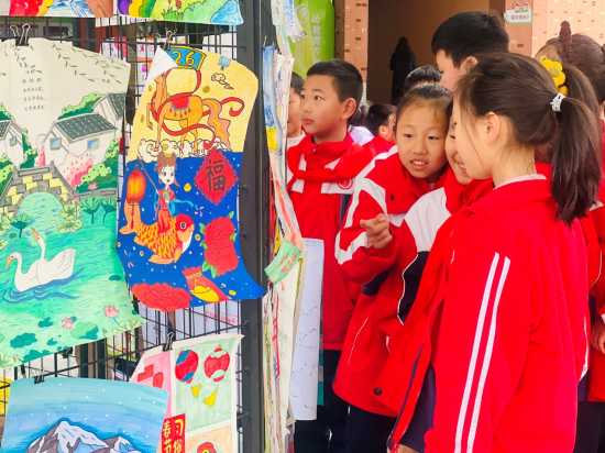 ͼΪѧ���ι۳ɹ�չ�����������������һСѧ ��ͼ