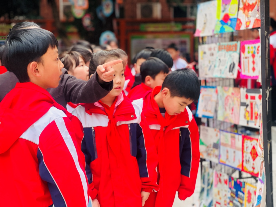 ͼΪѧ���ι۳ɹ�չ�����������������һСѧ ��ͼ