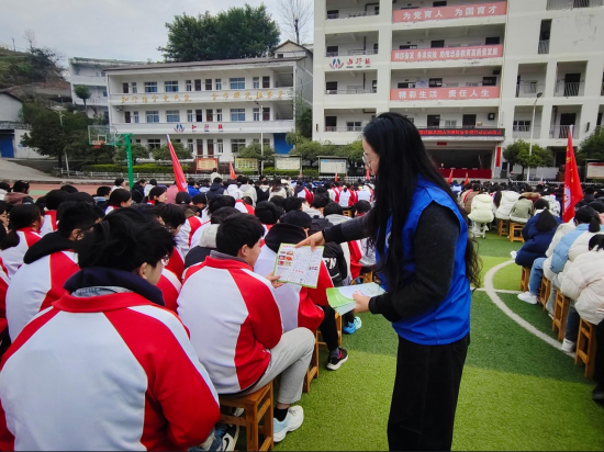 ͼΪ����ѧ�ڶ�ƷԤ��������У԰������ֳ������ذ�ʯ�� ��ͼ