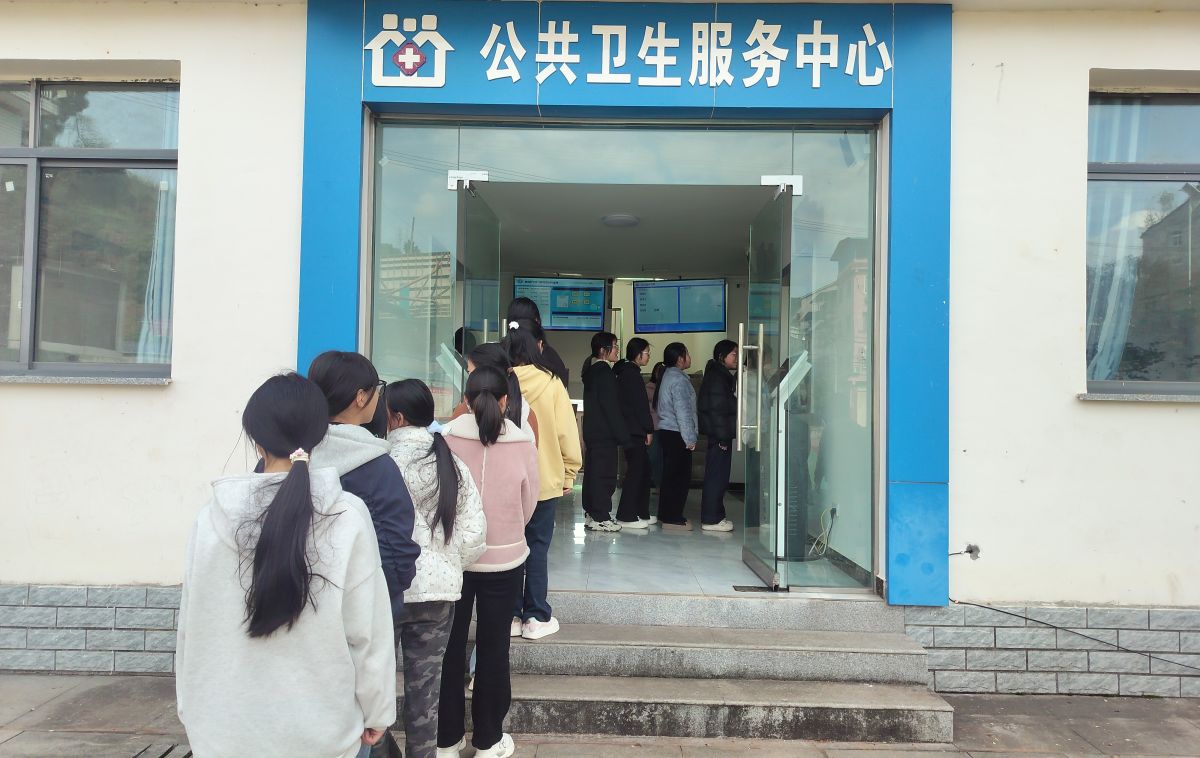 ͼΪѧ���Ŷӽ������硣���ؽ�������Ժ��ͼ