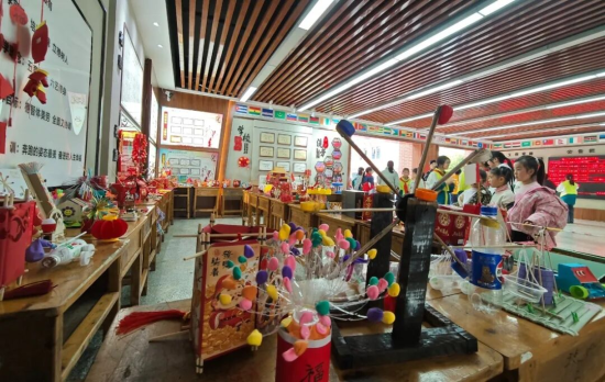 ͼΪѧ��ʵ����Ʒչ���ϴ���¡���ڶ�СѧУ ��ͼ