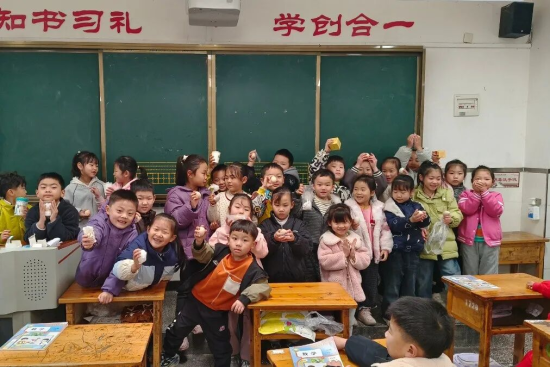 ͼΪһ�꼶�������ж������ϴ���¡���ڶ�СѧУ ��ͼ