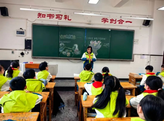 ͼΪ������·����ᡣ�ϴ���¡���ڶ�СѧУ ��ͼ