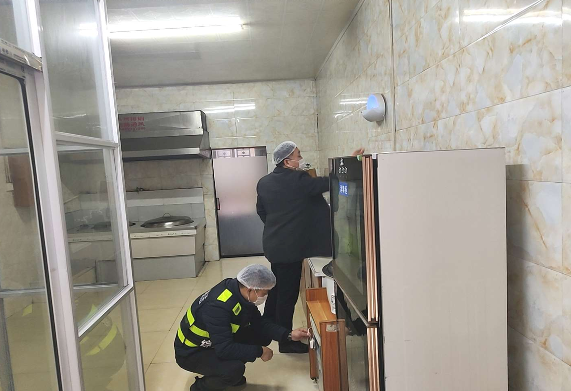 图为秀山县石耶镇专项检查组深入辖区各学校检查。姚茂康 摄 图为秀山县石耶镇专项检查组深入辖区各学校检查。姚茂康 摄