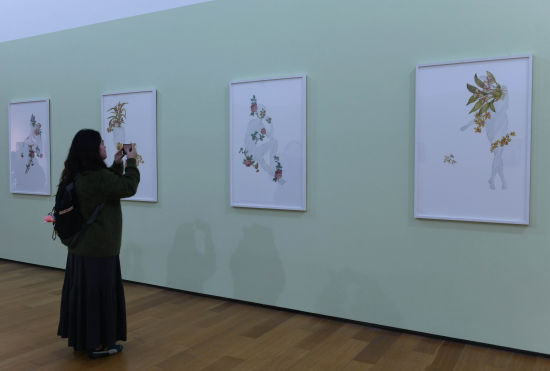 图为市民参观展览并拍照留念。周毅 摄 图为市民参观展览并拍照留念。周毅 摄