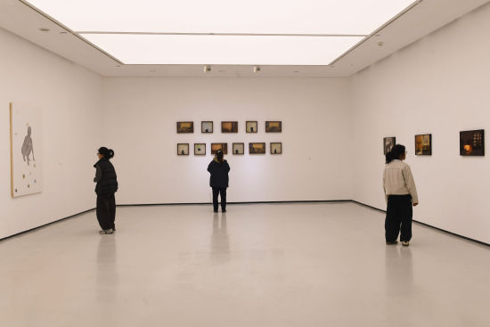 图为市民参观展览。周毅 摄 图为市民参观展览。周毅 摄