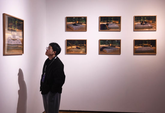 图为市民参观展览。周毅 摄 图为市民参观展览。周毅 摄