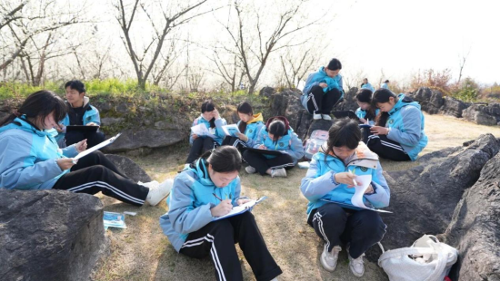 ͼΪѧ����������չ��ѧʵ���������ְ������ ��ͼ