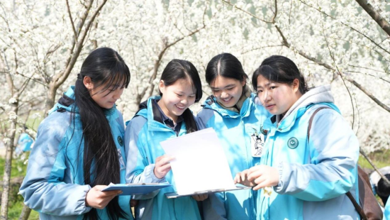 ͼΪѧ����������չ��ѧʵ���������ְ������ ��ͼ