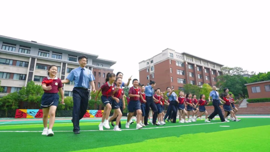 ͼΪ�෽�ƶ����ν������衣�������̨���������ӽ硷��Ŀ ��ͼ