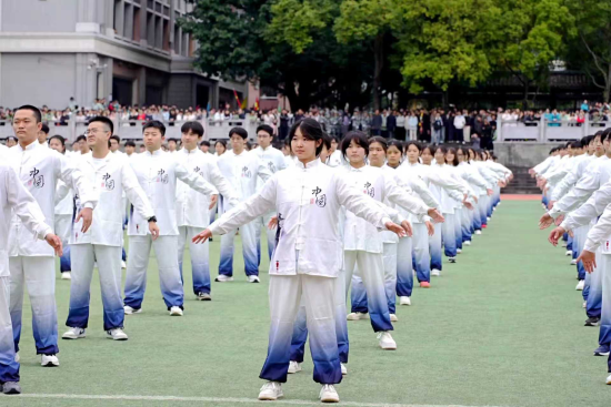 ͼΪ���˶ν��������˶���Ŀ���������ϴ���ѧУ ��ͼ