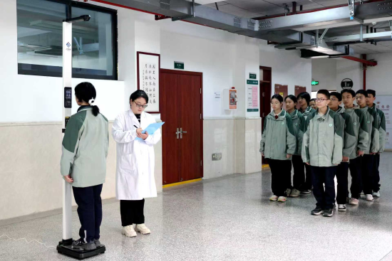 ͼΪѧ��������졪��BMI�������������ϴ���ѧУ ��ͼ