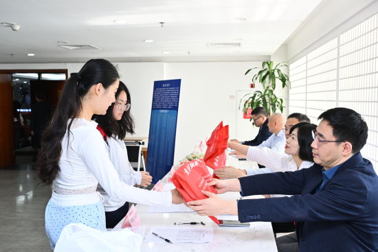 图为北师大同学踊跃咨询报名。铜梁区委宣传部 供图 图为北师大同学踊跃咨询报名。铜梁区委宣传部 供图