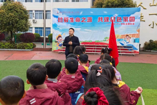 图为梁平区梁山第一小学校党支部书记、校长盛青松作安全教育讲话。梁平区梁山第一小学校 供图 图为梁平区梁山第一小学校党支部书记、校长盛青松作安全教育讲话。梁平区梁山第一小学校 供图