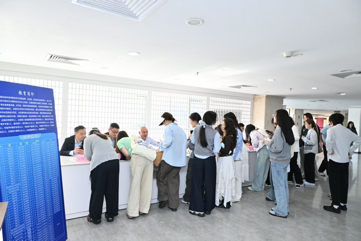 图为招聘会现场。濮加红 摄 图为招聘会现场。濮加红 摄