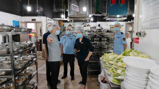 ͼΪ������Ա�߽���ҵ����ר���顣�����г���ܾ� ��ͼ