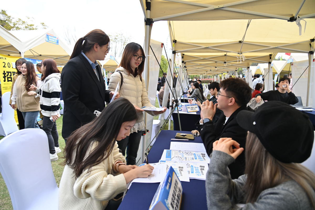 图为“春天的第一个OFFER”人才双选会现场。孙凯芳摄 图为“春天的第一个OFFER”人才双选会现场。孙凯芳摄