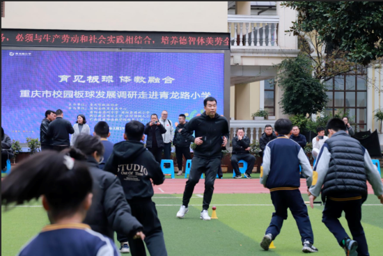 ͼΪ�����ǹ�Ħ����·Сѧ�����ֳ���ѧ�����������а���Э�ṩͼ