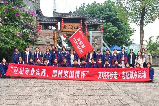 图为重庆市旅游学校创文活动现场。大渡口区教委 供图 图为重庆市旅游学校创文活动现场。大渡口区教委 供图