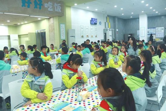 图为大渡口区慧泉小学校创文活动现场。大渡口区教委 供图 图为大渡口区慧泉小学校创文活动现场。大渡口区教委 供图