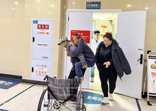 图为周伟带周明均去看病。受访者 供图 图为周伟带周明均去看病。受访者 供图